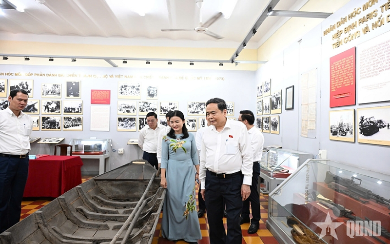 Chủ tịch Quốc hội Trần Thanh Mẫn dâng hương tại Di tích lịch sử văn hóa quốc gia Dinh quận Hóc Môn