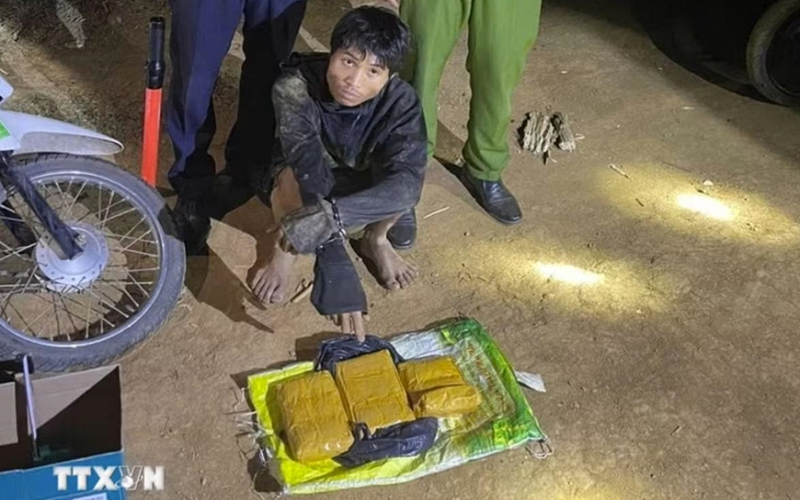 Bắt đối tượng vận chuyển ma túy và hai đối tượng cướp tiệm vàng
