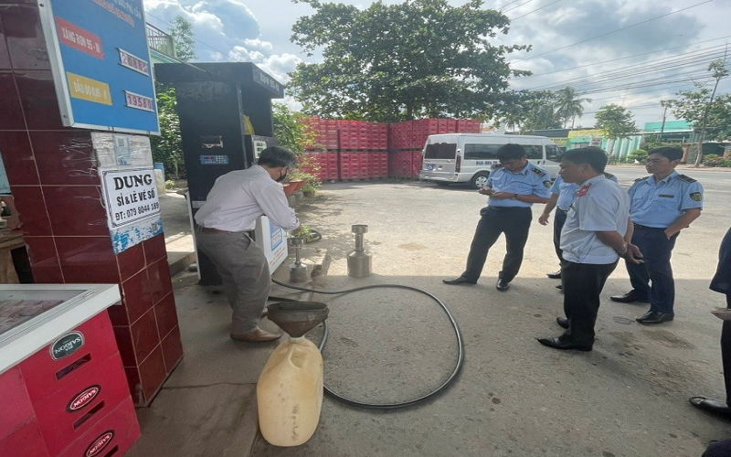 Vĩnh Long xử phạt hơn 324 triệu đồng cửa hàng xăng dầu vi phạm chất lượng