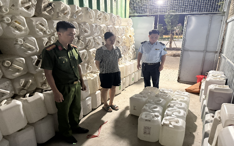 Ninh Bình: Phát hiện, xử lý cơ sở kinh doanh 400 lít rượu không rõ nguồn gốc, xuất xứ