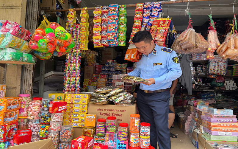 Hà Nội: Phát hiện, xử lý nhiều cơ sở vi phạm trong kinh doanh thực phẩm tại phường Hồng Hà và Hoàn Kiếm