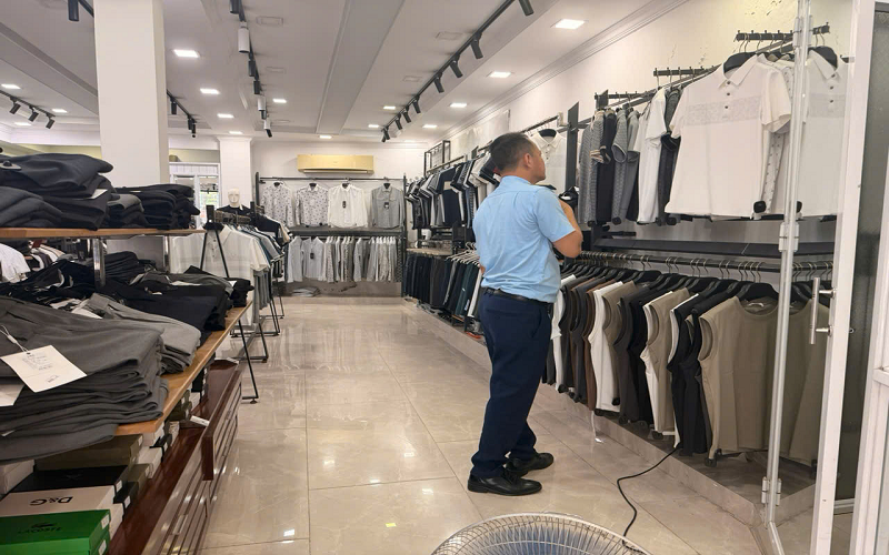 Thu giữ gần 500 sản phẩm nghi giả nhãn hiệu thời trang quốc tế