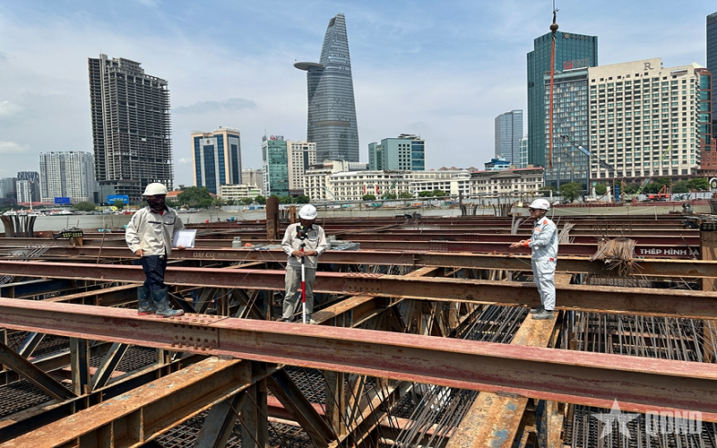 Công trình cầu đi bộ qua sông Sài Gòn đổ bê tông trụ chính, tăng tốc về đích dịp 2-9