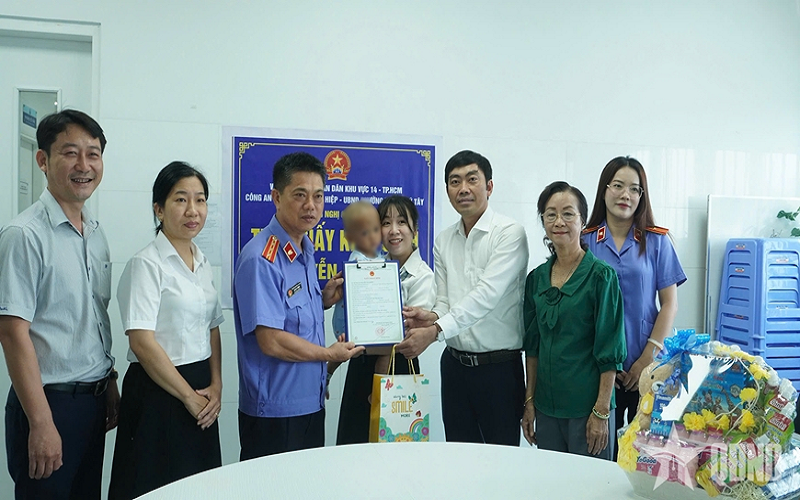 TP Hồ Chí Minh: Trao giấy khai sinh cho bệnh nhi bị bạo hành