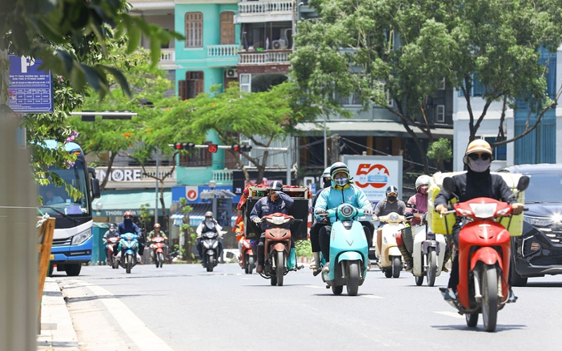 Thời tiết hôm nay (13-5): Nhiều khu vực ngày nắng nóng, chiều tối có dông rải rác