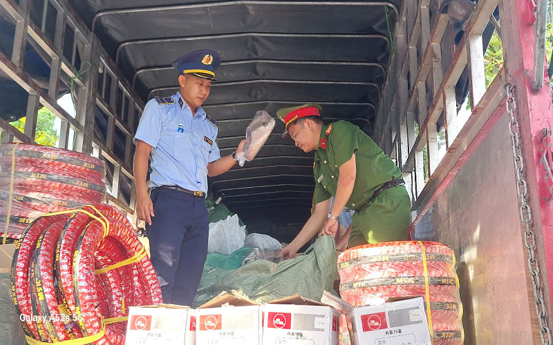 Tạm giữ trên 4.000 sản phẩm không rõ nguồn gốc vận chuyển trên phương tiện lưu thông qua Gia Lai