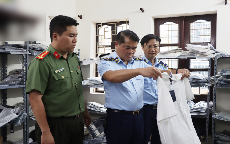Kiểm tra điểm chứa trữ quần áo, giày dép nghi giả mạo nhiều thương hiệu nổi tiếng