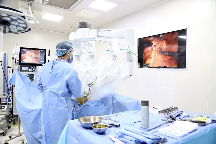 Phẫu thuật robot mở thêm cơ hội điều trị cho người bệnh ung thư trực tràng cao tuổi