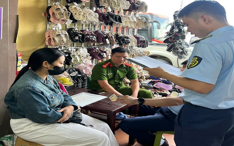 Thanh Hóa: Đội QLTT số 9 xử phạt hành vi tàng trữ, trưng bày để bán hàng hóa giả mạo nhãn hiệu