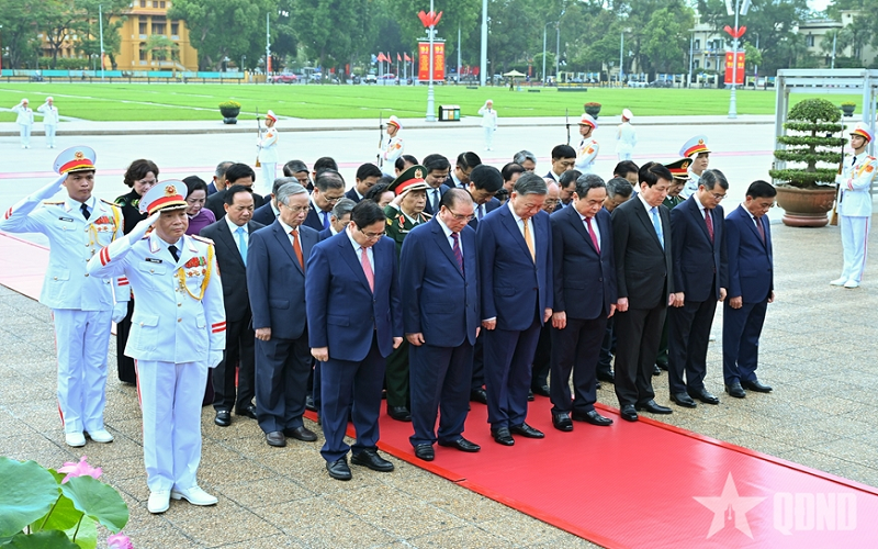 Lãnh đạo Đảng, Nhà nước vào Lăng viếng Chủ tịch Hồ Chí Minh và tưởng niệm các Anh hùng liệt sĩ