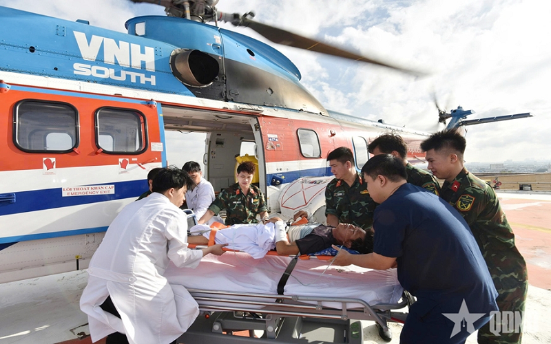 Bệnh viện Quân y 175 phối hợp Binh đoàn 18 đưa 2 bệnh nhân nguy kịch về đất liền điều trị