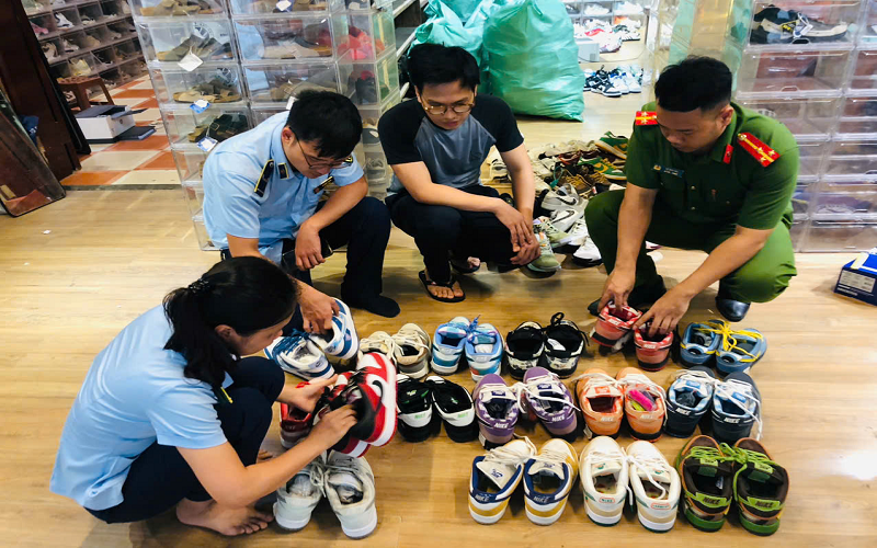 Ninh Bình: Phát hiện cơ sở kinh doanh giày thể thao có dấu hiệu giả mạo nhãn hiệu trị giá hơn 3 tỷ đồng