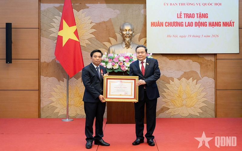 Chủ tịch Quốc hội trao Huân chương Lao động hạng Nhất tặng Phó chủ tịch Quốc hội Nguyễn Doãn Anh