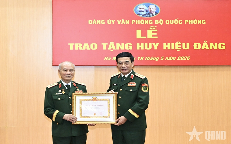 Đại tướng Phan Văn Giang trao Huy hiệu 70 năm tuổi Đảng tặng Đại tướng Phạm Văn Trà