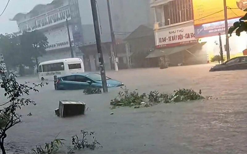 Mưa lớn làm 35 nhà bị hư hỏng, tốc mái