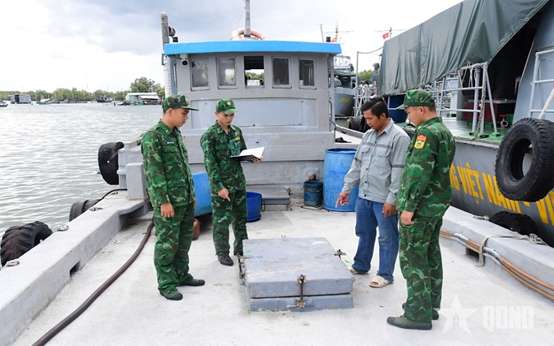 Bắt tàu vận chuyển lượng lớn dầu không rõ nguồn gốc