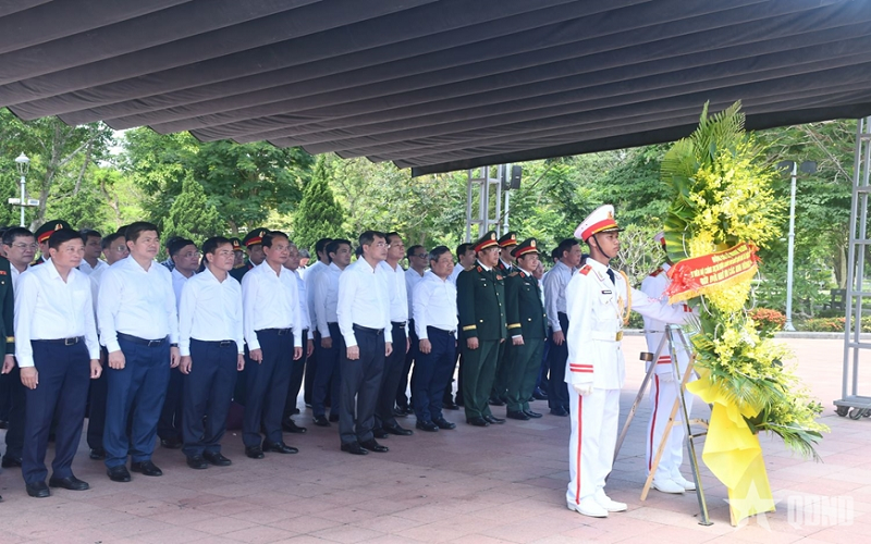 Thủ tướng Lê Minh Hưng dâng hương tri ân các Anh hùng liệt sĩ tại Quảng Trị