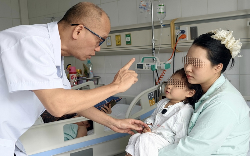 Bệnh viện Hữu nghị Việt Đức: Cứu bé gái bị que xiên thịt cắm sâu từ mũi lên hốc mắt