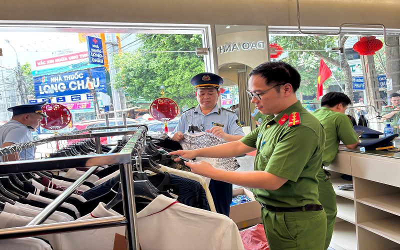 Phát hiện, tạm giữ số lượng lớn quần áo, giày dép có dấu hiệu giả mạo các nhãn hiệu đang được bảo hộ tại Việt Nam