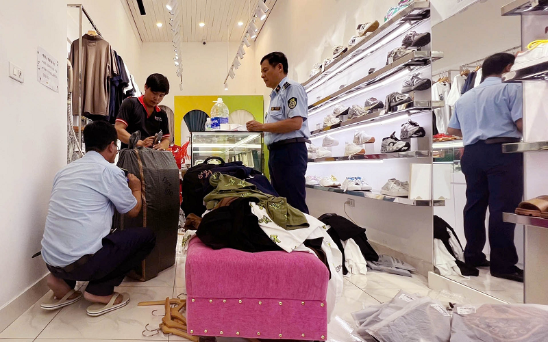 Quản lý thị trường Hà Nội phát hiện gần 1.400 sản phẩm giả mạo thương hiệu nổi tiếng