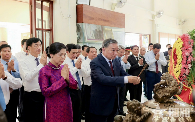 Tổng Bí thư, Chủ tịch nước Tô Lâm và phu nhân thăm Khu di tích Chủ tịch Hồ Chí Minh tại Udon Thani