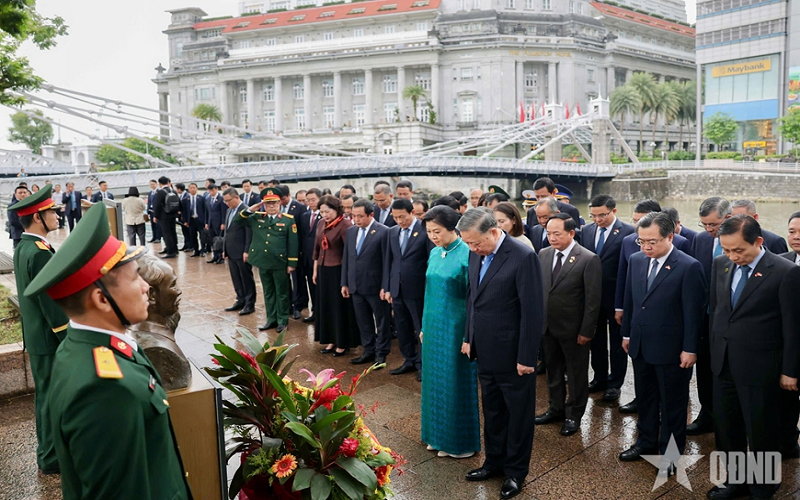 Tổng Bí thư, Chủ tịch nước Tô Lâm dâng hoa tưởng niệm Chủ tịch Hồ Chí Minh tại Singapore