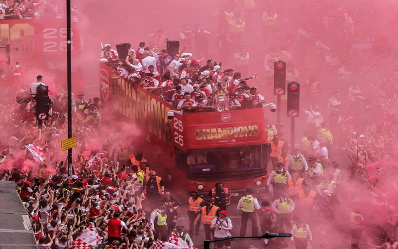 Tin thể thao (1-6): Arsenal rước cúp vô địch, "biển người" nhuộm đỏ London