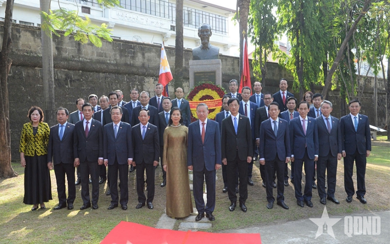 Tổng Bí thư, Chủ tịch nước Tô Lâm dâng hoa tại Tượng đài Chủ tịch Hồ Chí Minh ở Philippines
