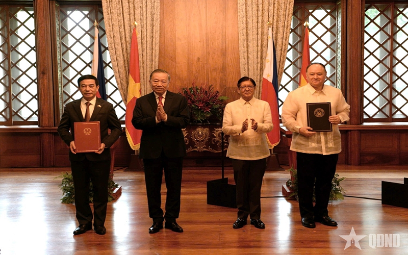 Tổng Bí thư, Chủ tịch nước Tô Lâm và Tổng thống Philippines Ferdinand Romualdez Marcos Jr. chứng kiến Lễ trao các văn kiện hợp tác và gặp gỡ báo chí