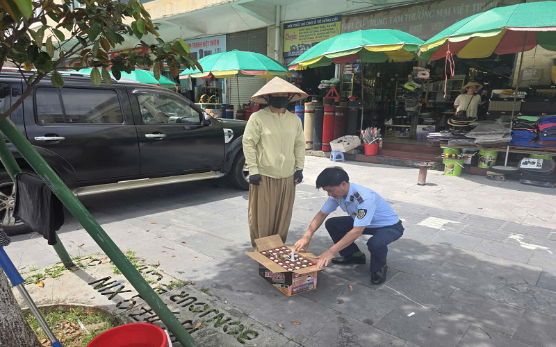 Quảng Ninh: Quản lý thị trường phát hiện, ngăn chặn đối tượng vận chuyển dung dịch phụ gia xăng nhập lậu đang vận chuyển đi tiêu thụ