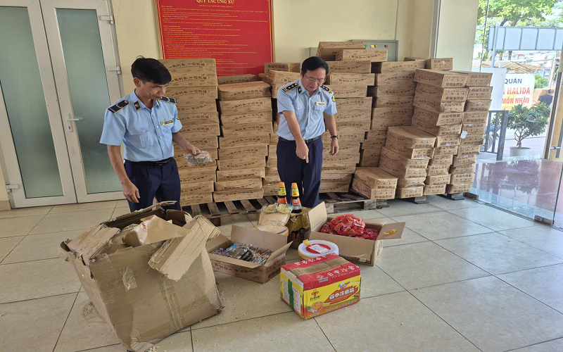 Đội Quản lý thị trường số 7 - Hà Nội : Giám sát tiêu hủy lô thực phẩm nhập lậu trị giá hơn 328 triệu đồng