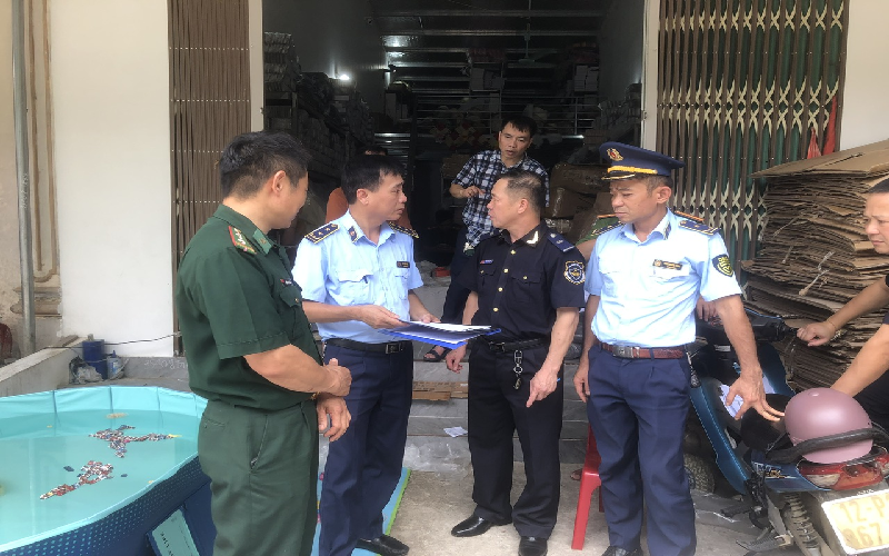Lạng Sơn: Kiểm tra, tạm giữ hàng hàng hoá có dấu hiệu giả mạo nhãn hiệu nổi tiếng được bảo hộ tại Việt Nam