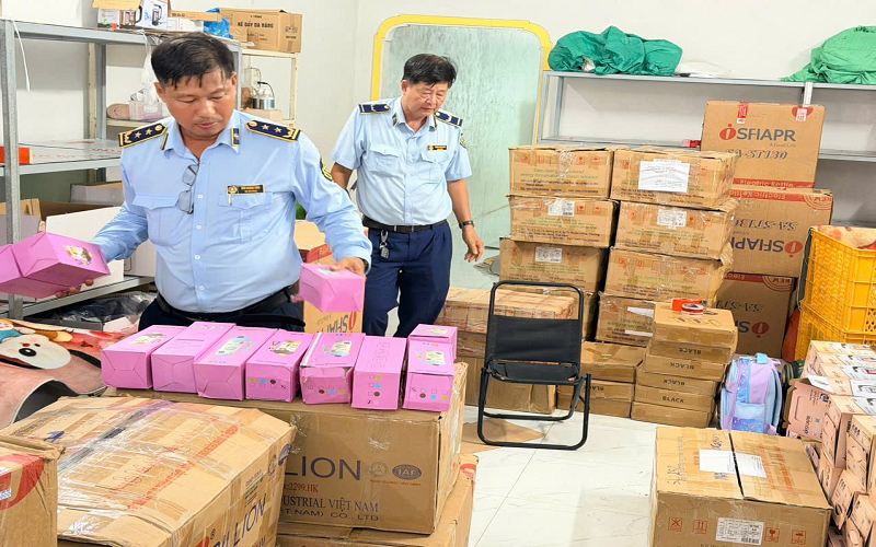 Cà Mau: Kiểm tra, tạm giữ 665 sản phẩm hàng hóa không rõ nguồn gốc, xuất xứ