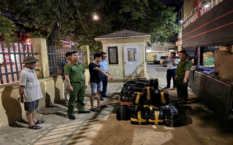 Tuyên Quang: Tiêu hủy 700 kg thực phẩm không rõ nguồn gốc xuất xứ