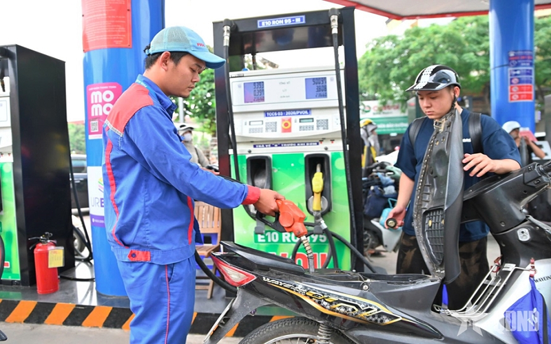 Từ chiều nay (11-6), giá xăng dầu đồng loạt giảm