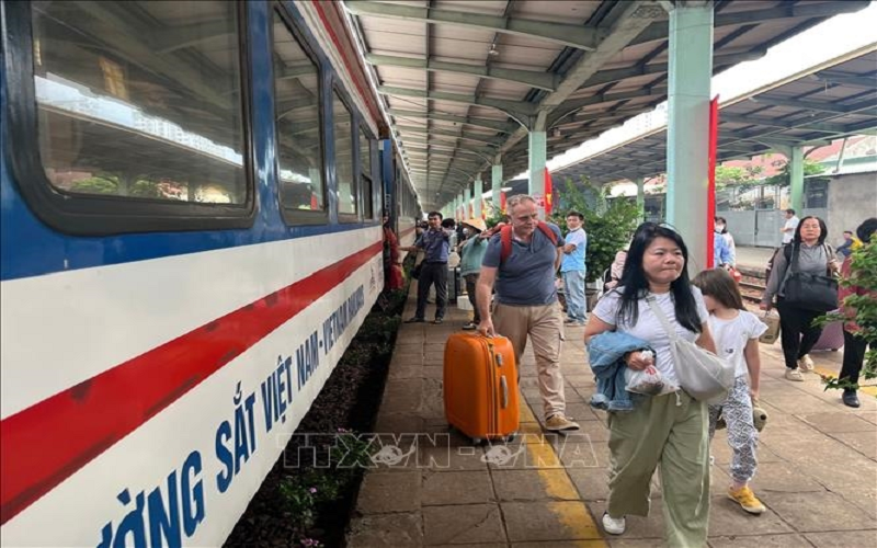 Nhiều tính năng mới trên các đoàn tàu phục vụ cao điểm hè