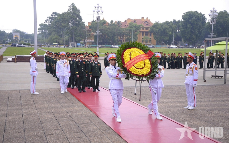 Đoàn đại biểu dự Đại hội đại biểu toàn quốc Hội Cựu chiến binh Việt Nam lần thứ VIII vào Lăng viếng Chủ tịch Hồ Chí Minh