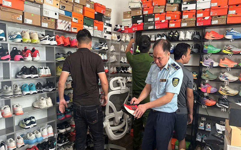 Phát hiện, xử lý hơn 400 đôi giày giả mạo các nhãn hiệu Adidas, Nike, Asics