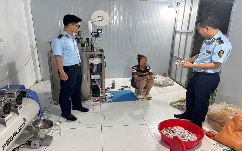 Phát hiện cơ sở sản xuất súp mì tôm giả quy mô lớn tại Hà Nội