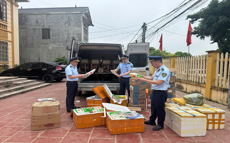 Đội Quản lý thị trường số 2 xử phạt thực phẩm nhập lậu, không có hoá đơn chứng từ trên địa bàn xã Đồng Đăng.