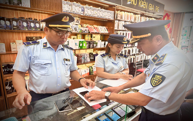 Đội QLTT số 8: Kiểm tra, phát hiện cơ sở kinh doanh hàng hoá nhập lậu trên địa bàn xã Châu Thới