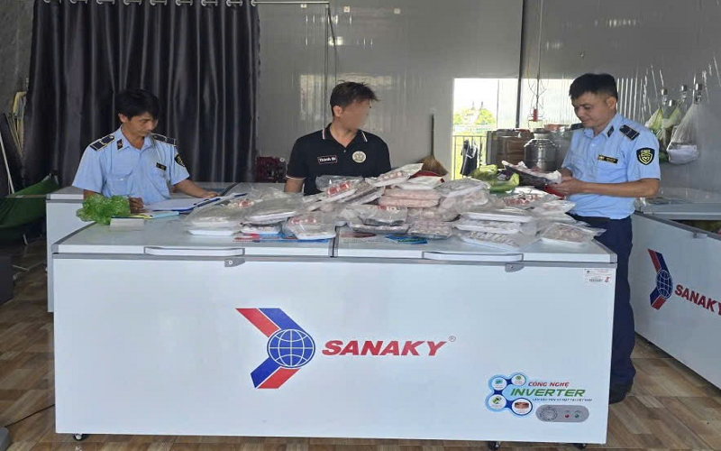 Đội Quản lý thị trường số 8 xử phạt 4.000.000 đồng đối với 01 hộ kinh doanh thực phẩm đông lạnh không rõ nguồn gốc xuất xứ