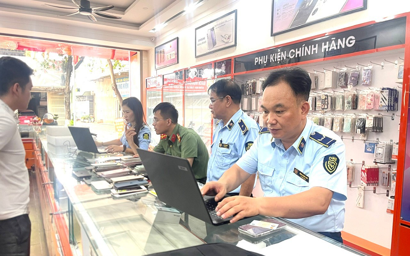 Đội QLTT số 6 phối hợp với Phòng PA05 (Công an tỉnh) kiểm tra hộ kinh doanh điện thoại và tạm giữ hàng hóa có dấu hiệu là hàng hóa nhập lậu