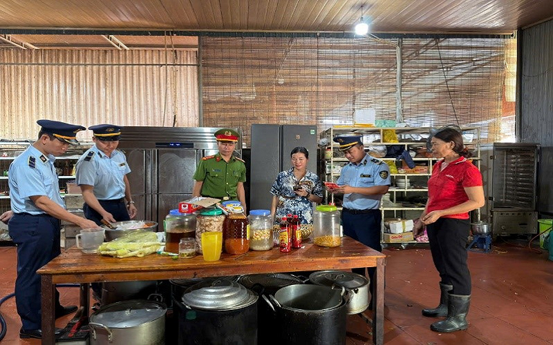 Đội QLTT số 5: Xử phạt đối với 01 cơ sở kinh doanh dịch vụ ăn uống có Giấy chứng nhận cơ sở đủ điều kiện an toàn thực phẩm hết hiệu lực.