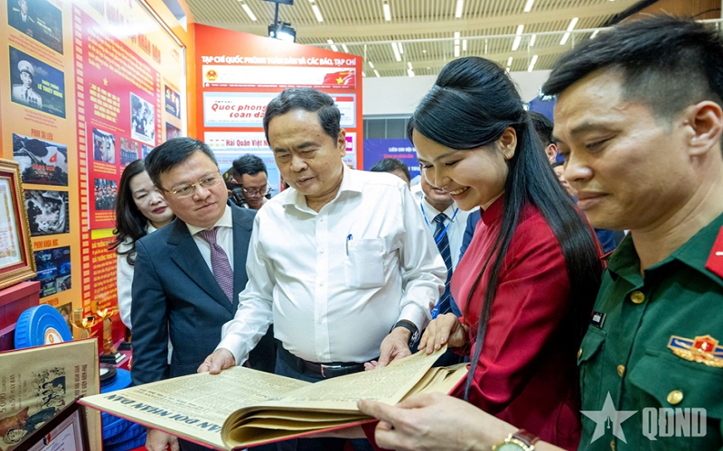 Chủ tịch Quốc hội Trần Thanh Mẫn tham quan Hội Báo toàn quốc 2026