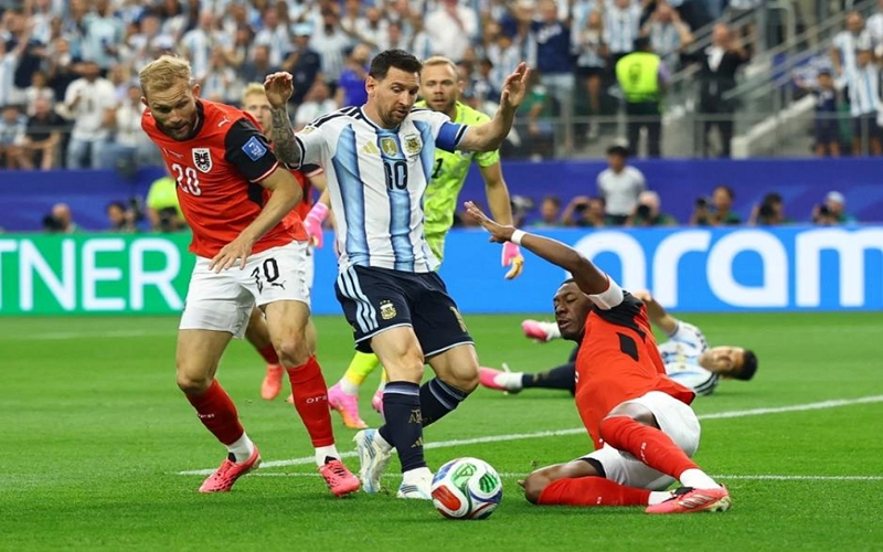 Messi lập kỷ lục World Cup, Argentina sớm đoạt vé vào vòng knock-out