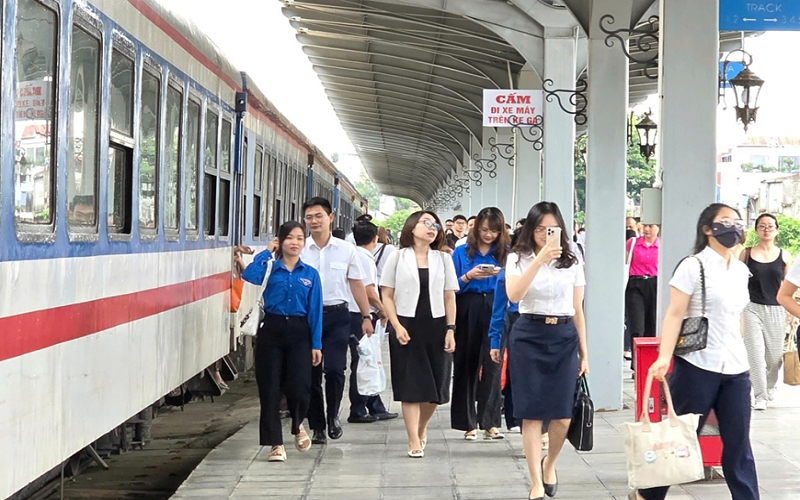 Tổ chức đoàn tàu chuyên dụng đưa đón y, bác sĩ giữa Hà Nội và Ninh Bình