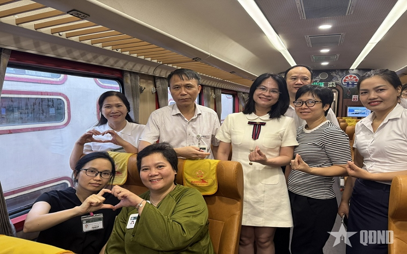 "Đoàn tàu Bạch Mai" lăn bánh, đưa y, bác sĩ từ Hà Nội đến Ninh Bình làm việc