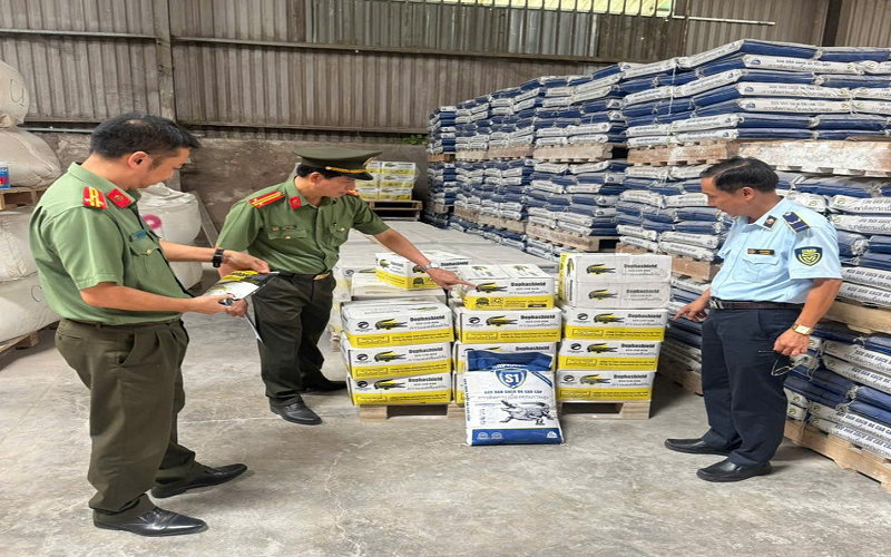 Phát hiện cơ sở sản xuất 46 tấn keo dán gạch, keo chà ron có dấu hiệu xâm phạm quyền sở hữu công nghiệp