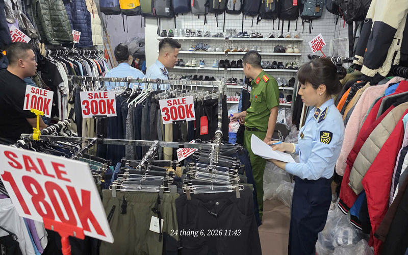 Hà Nội: Tạm giữ hơn 2.600 sản phẩm thời trang có dấu hiệu giả mạo nhãn hiệu tại phố Hàng Đào